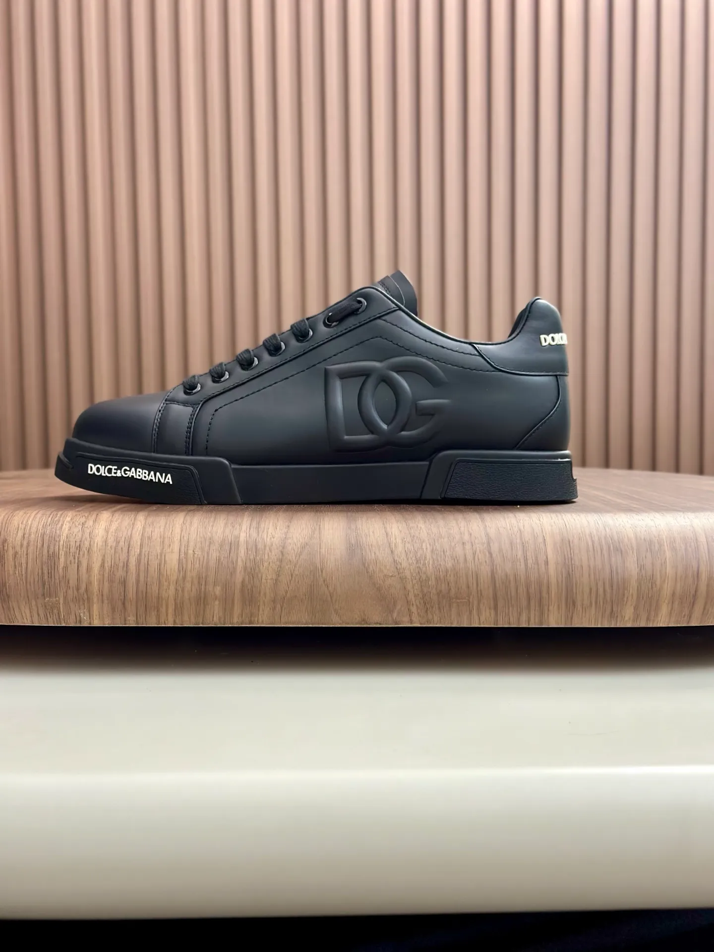 New product 💰800 DG Dolce & Gabbana men's shoes 💰ortofino calfskin sneakers ♞size; 39~44 (customized 38.45.46) Iconic men's shoes 💰ortofino series of sneakers, classic and timeless style, now presented with fashionable details. The calfskin engraved DG logo is a subtle finishing touch. Men's shoes💰ortofino calfskin sneakers: